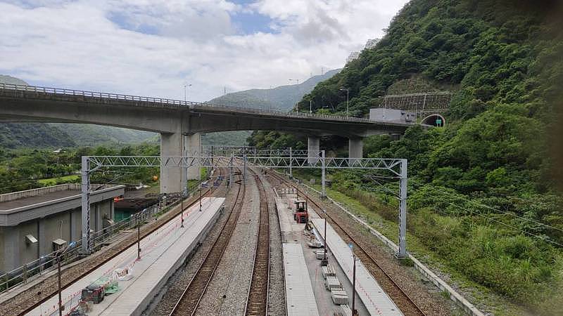 台铁宜兰武塔站今天上午发生因工人擅自跨越轨道，遭太鲁阁号列车撞上的意外。 记者林佳彣／翻摄