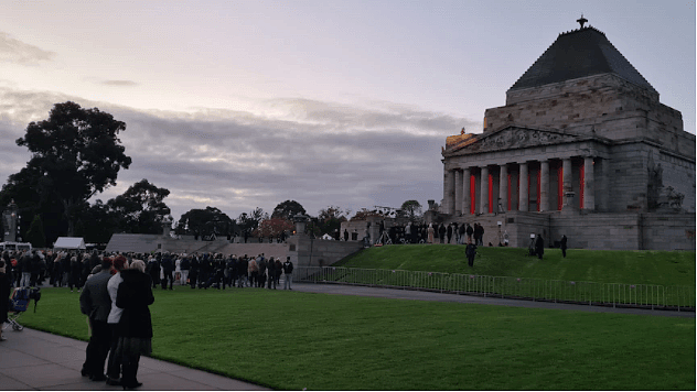 墨尔本澳新军团日正在游行，民众隔着围栏观看黎明仪式（组图） - 3