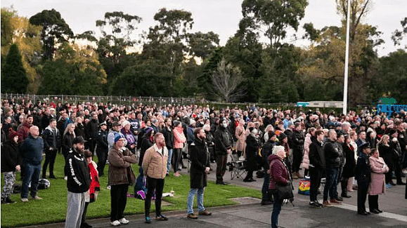 墨尔本澳新军团日正在游行，民众隔着围栏观看黎明仪式（组图） - 6