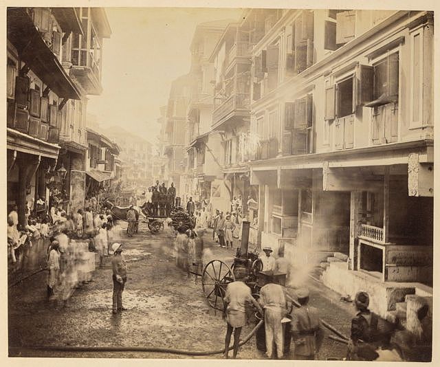 19世纪末，印度孟买爆发鼠疫流行。图为殖民地政府出动水车冲洗楼房。