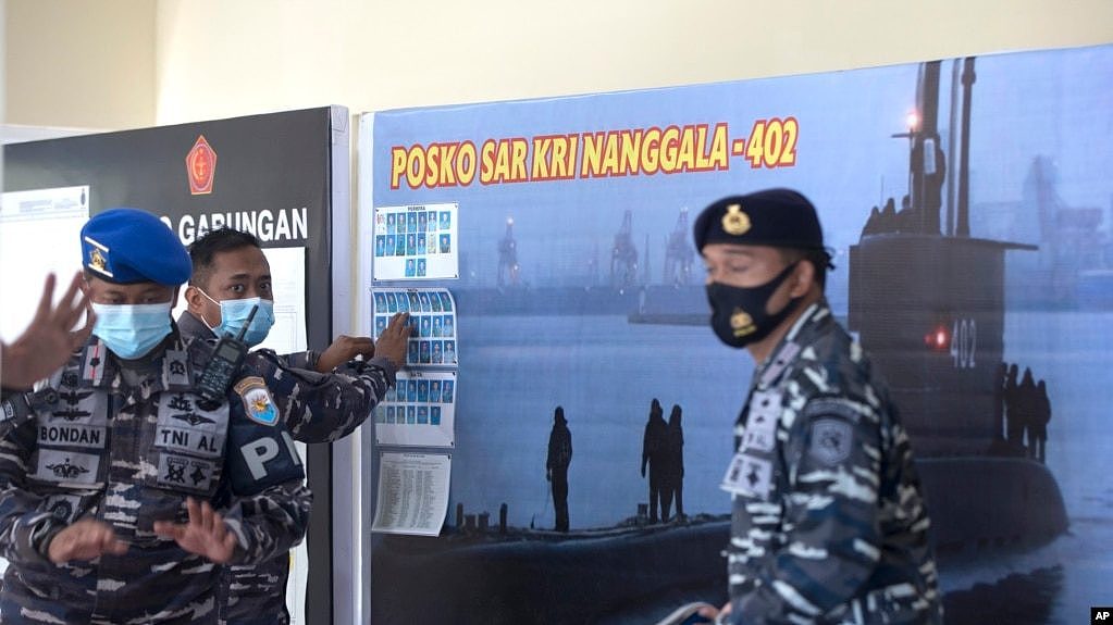 背后墙上挂的照片就是已被宣布沉末的印度尼西亚南伽拉402号潜艇。