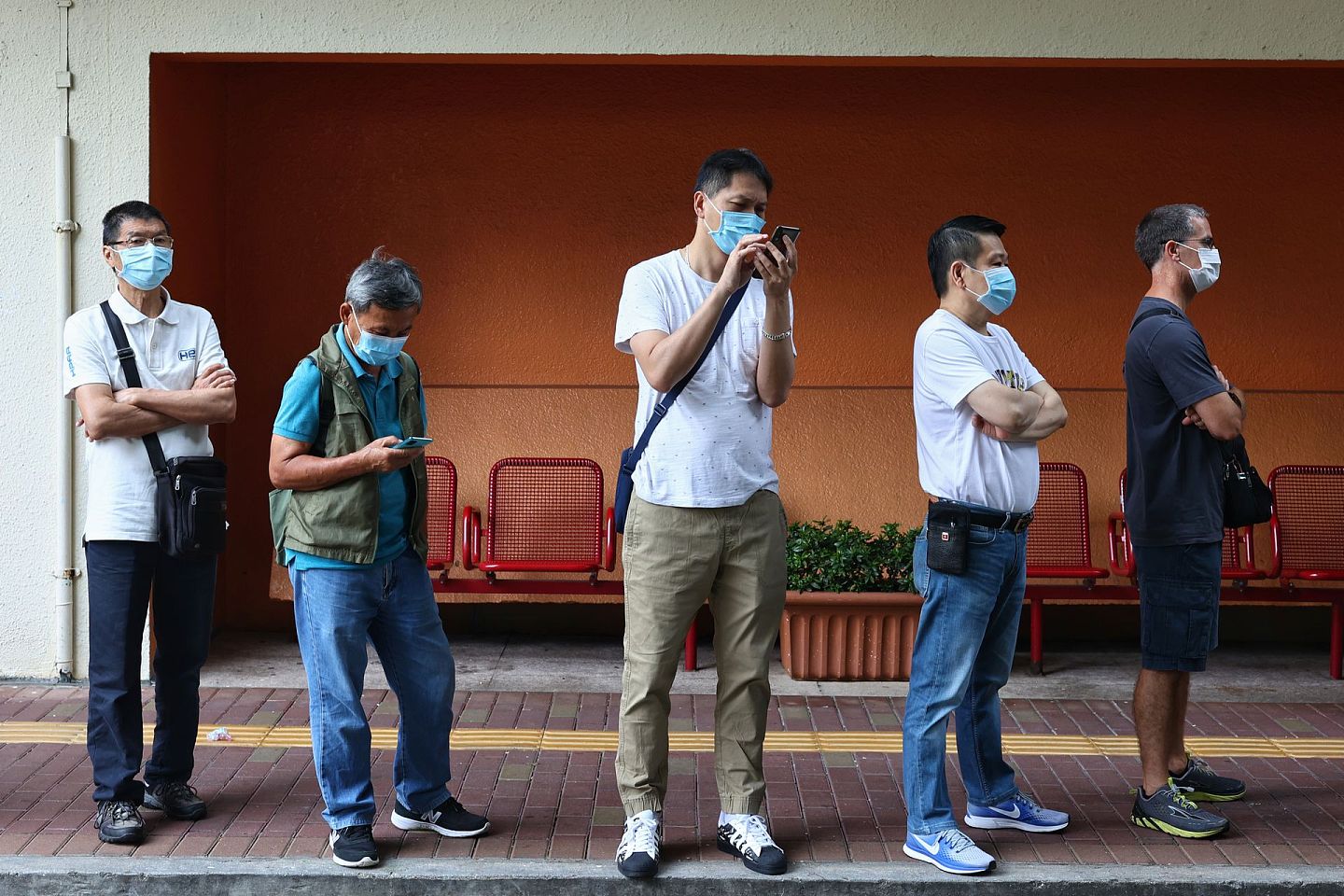 复必泰疫苗在中国香港、澳门均已采用。图为4月6日，在香港荔枝角公园体育馆外，市民排队等候接种复必泰疫苗。（香港01）