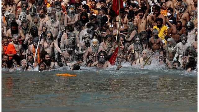 成千上万的人参加了印度大壶节，约10天前，大批印度人到恒河沐浴。
