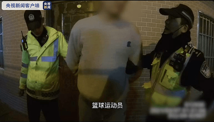 因酒驾被警方临检而下车跑进公园内藏身的李峙锦，最后仍被警方逮获。 （视频截图）