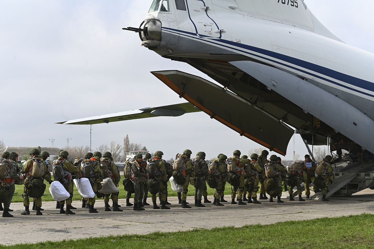 俄罗斯出动了大量的军事人员来应对乌克兰局势。（AP）