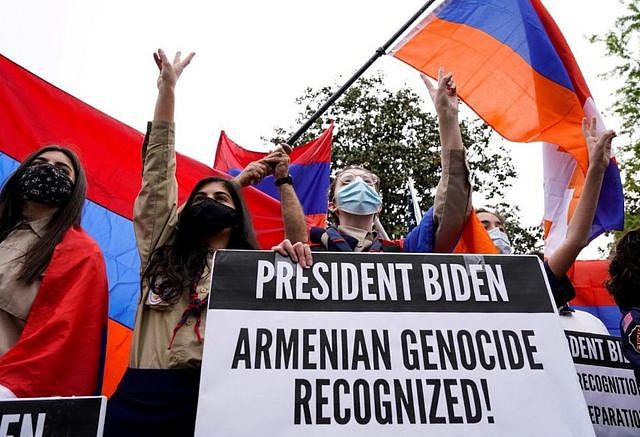2021年4月24日，拜登宣布百年前亚美尼亚大屠杀为种族灭绝后，亚美尼亚侨民在土耳其大使馆前集会。