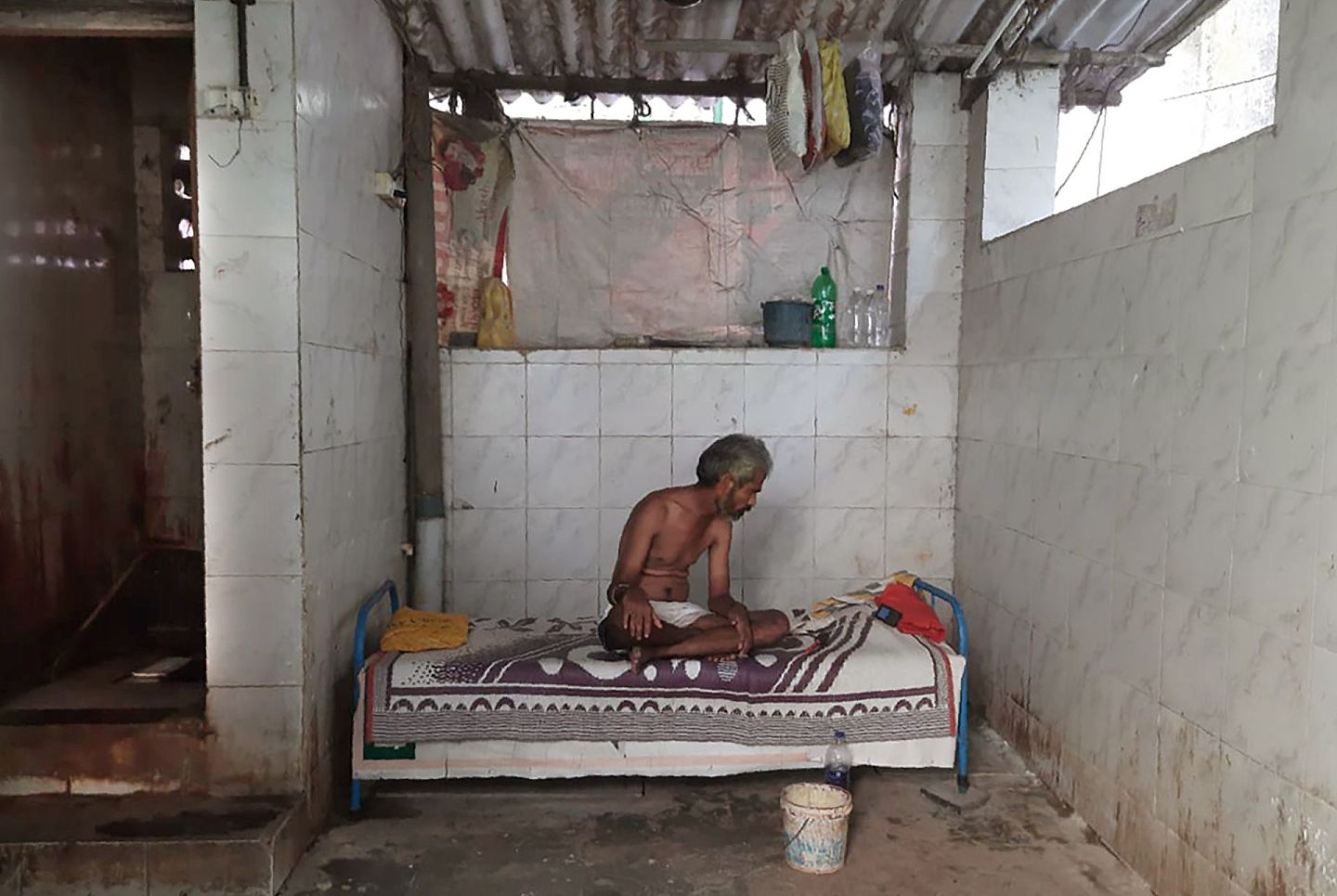 2020年4月1日，在印度孟买达拉维贫民窟中，卡丹（Kadam）在这个厕所里住了9年。（AP）