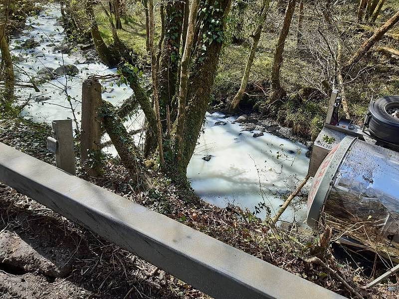 英国威尔斯杜莱斯河（River Dulais）遭大量牛奶污染，呈混浊乳白色。 （翻摄自Natural Resources Wales推特）