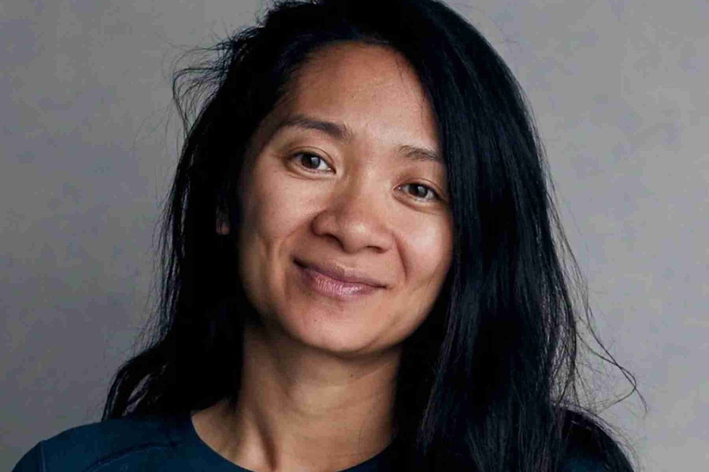 2021年2月28日，亚裔女性导演赵婷凭借《无依之地》，成为首位获美国金球奖最佳导演的亚裔女导演。（微博@观人修己TheBlessedMind ）