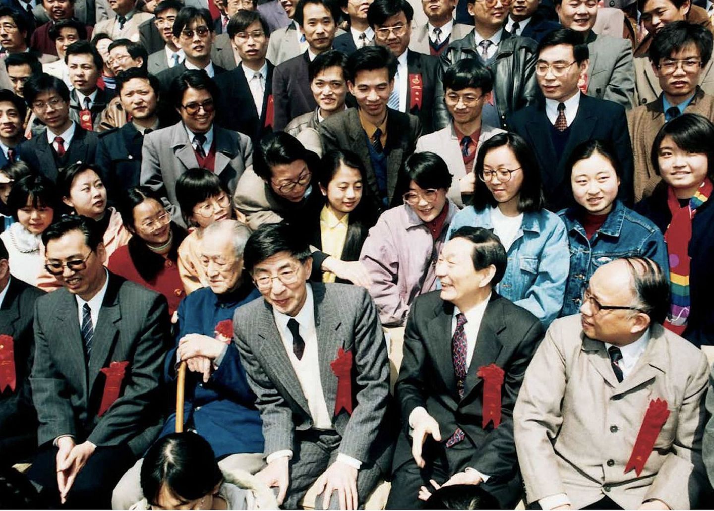 朱镕基（前排右二）是清华经管学院首任院长。（微博@清华大学经济管理学院）