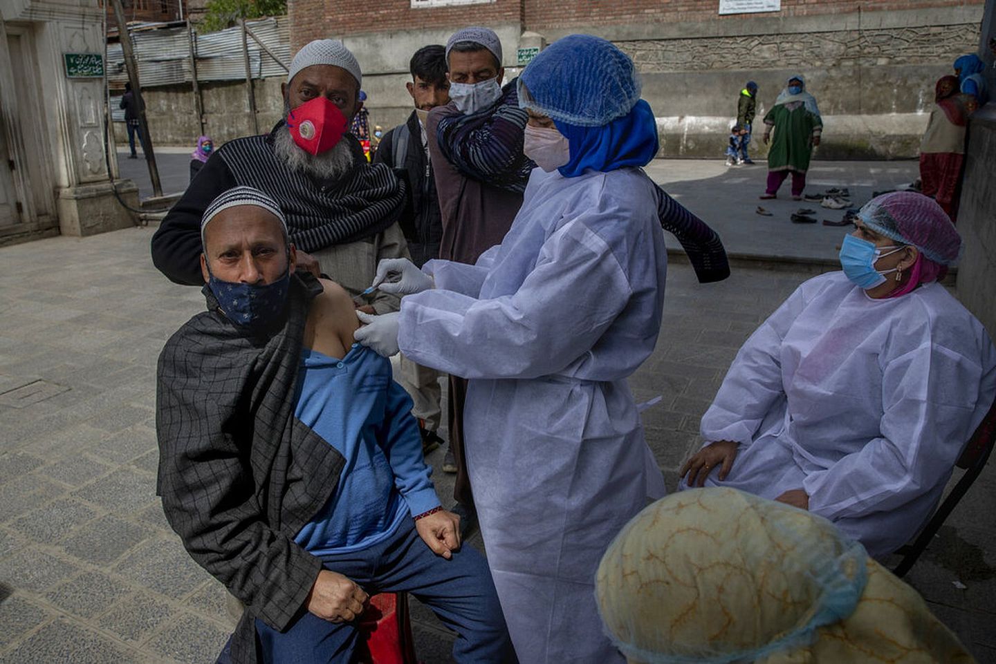 4月21日，印控克什米尔地区一名男子在接种新冠肺炎疫苗。（AP）