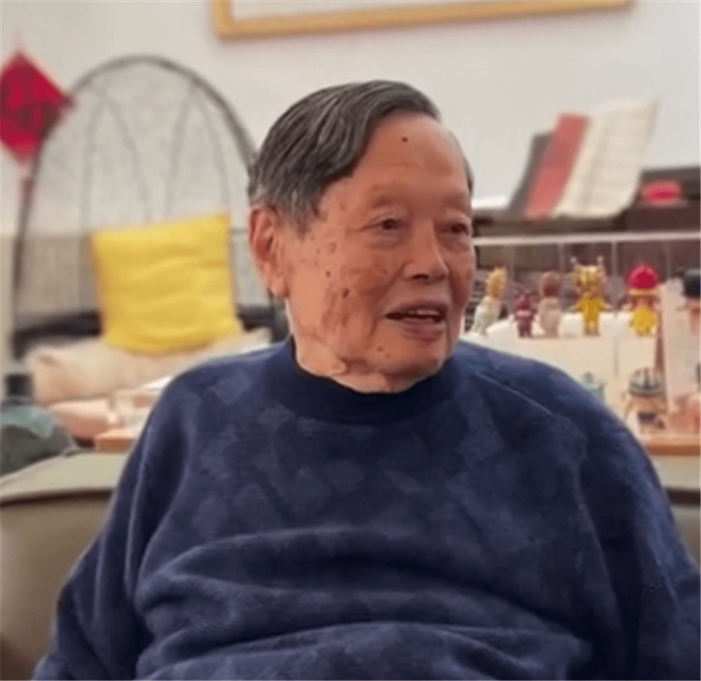 清华建校110周年，杨振宁在家中寄语。（微博@新华社）