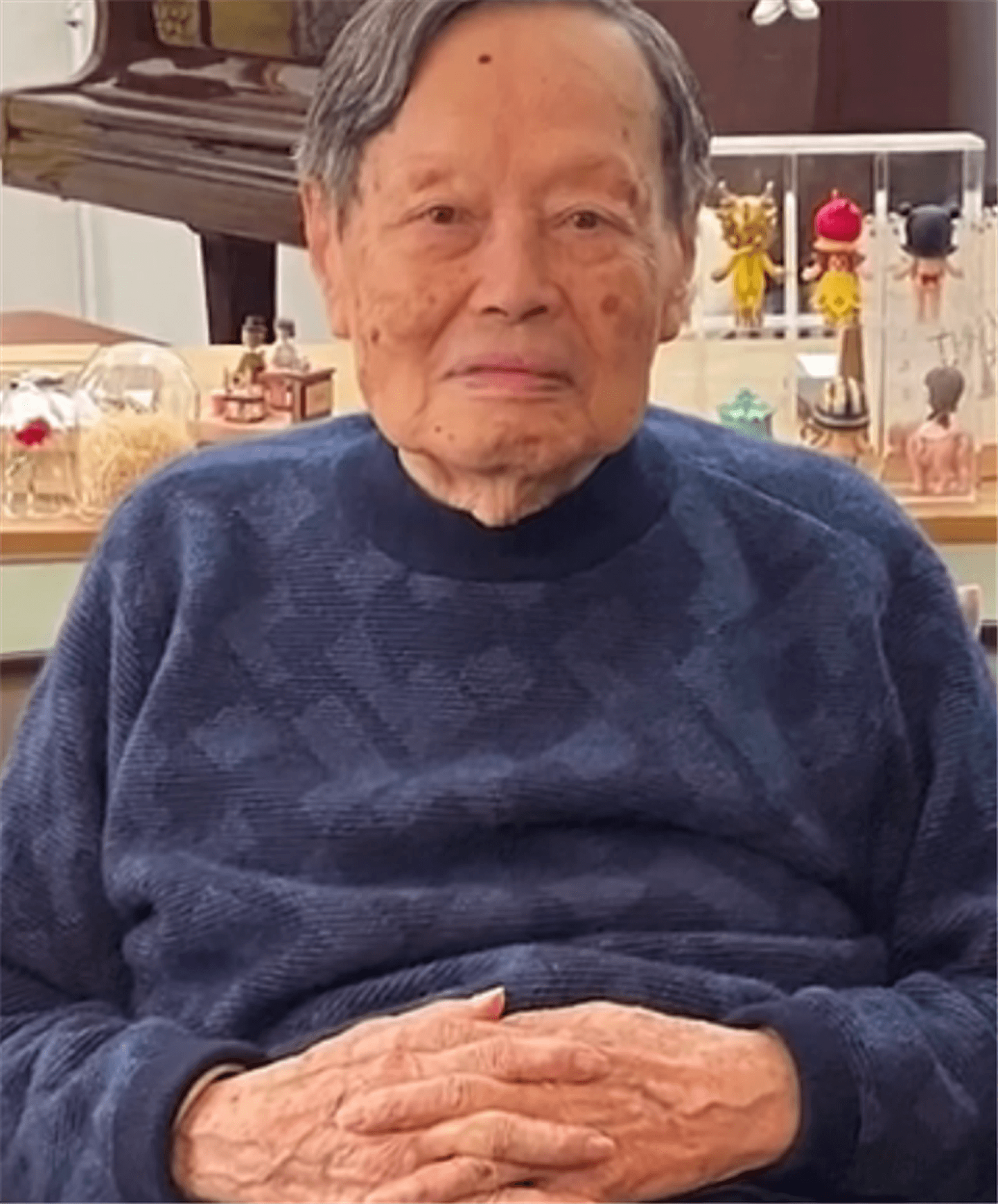 中国官媒报道称，99岁的杨振宁精神矍铄。（微博@新华社）