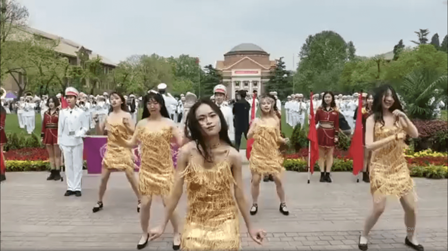 清华大学校庆舞蹈视频在网络热传。（微博@乔木DC）