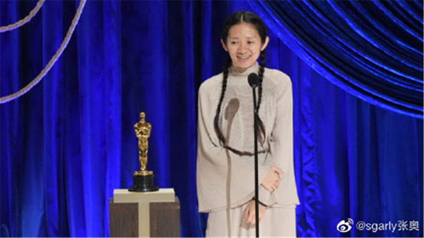 2021年4月25日，赵婷获第93届奥斯卡金像奖最佳导演奖后，在台上发表获奖感言。（微博@sgarly张奥）