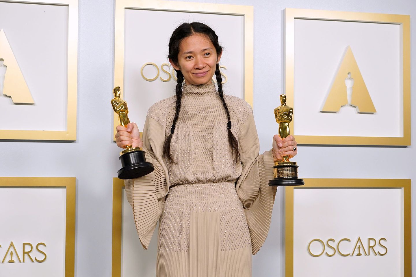 2021年4月25日，华人女性导演赵婷凭借影片《无依之地》获得奥斯卡最佳影片奖和最佳导演奖，获奖后在奥斯卡新闻发布厅摆造型。（AP）