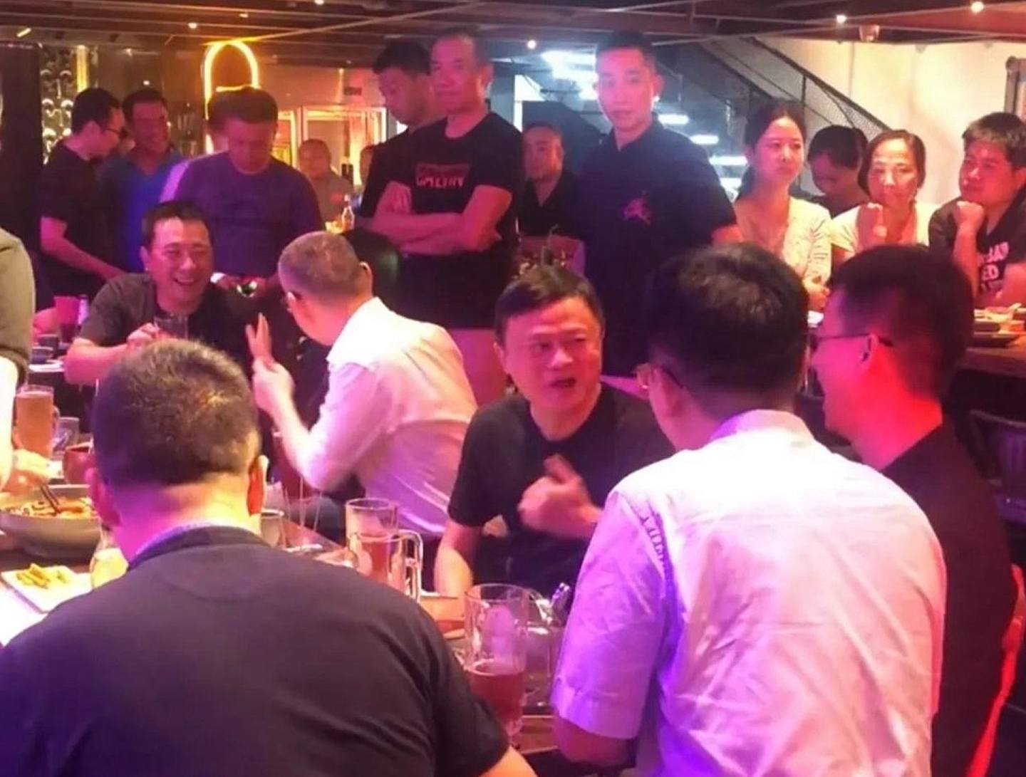 社交网络流传的视频显示，马云在酒吧内与友人相谈甚欢。 （抖音@hangzhoucaige）