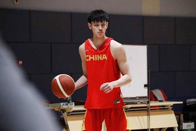 中国18岁小将冲击NBA！曾凡博放弃大学加入发展联盟！他能不能别回来了？