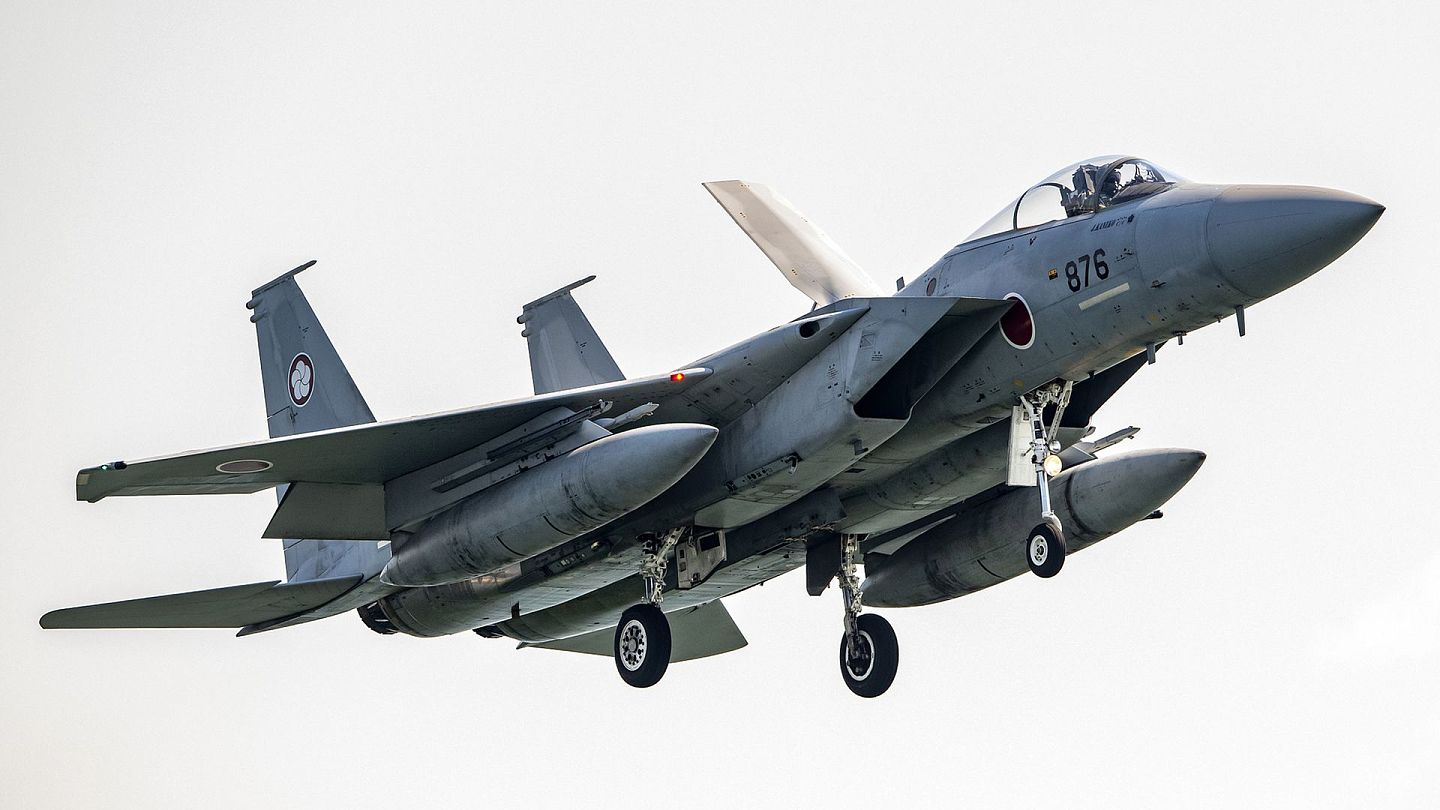 日本航空自卫队至今仍以F-15J/DJ、F-2作为主力战机。图为日本航空自卫队千岁基地的F-15J战斗机，（VCG）