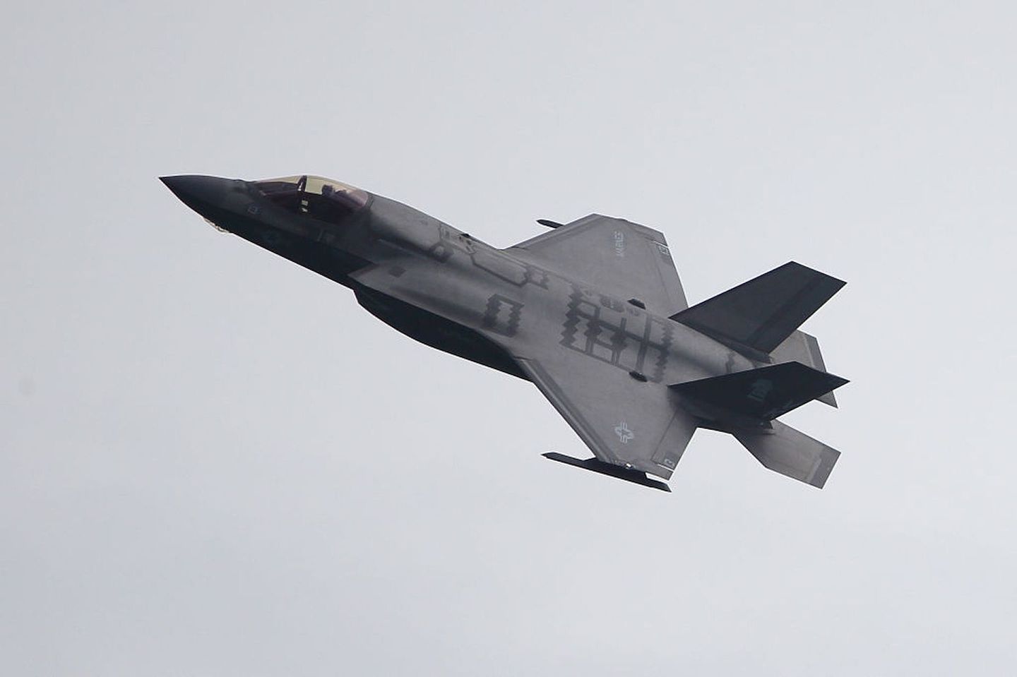 近年日本积极汰换老旧战机，希望以F-35作为空军主力。图为2020年2月9日，美国空军一架“F-35闪电II型”战机在新加坡上空飞翔。（Getty）