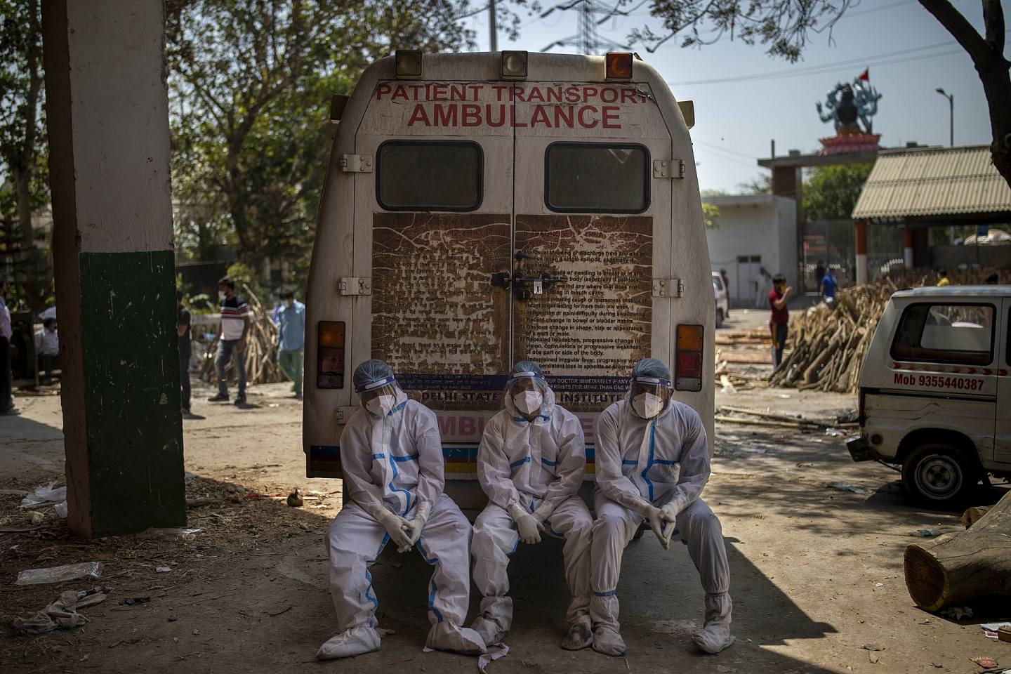 印度疫情防控陷入巨大灾难，图为精疲力竭的印度防疫人员。 （AP）