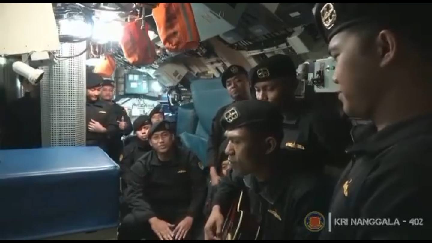 印尼海军潜艇53名船员全数罹难，生前一同高唱《再见》影片曝光。 （IG@erixsoekamti）