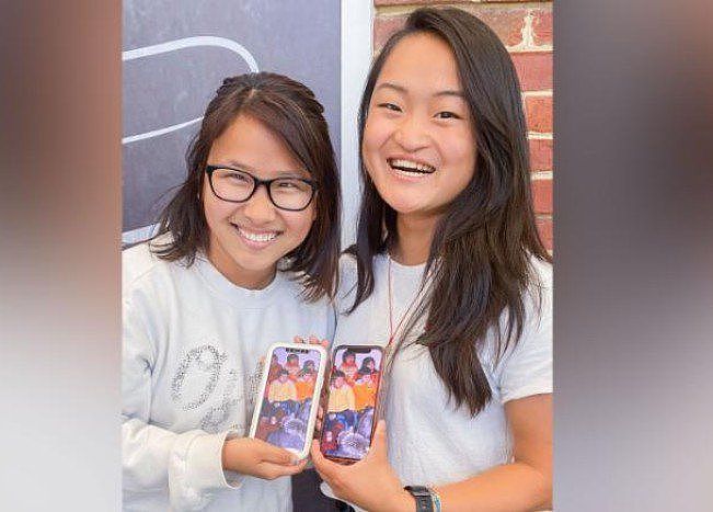 维州华裔女大生Ally Cole(左)与Ruby Wierzbicki(右)，在校车上闲聊才发现两人幼时同在中国一家幼童收容院。 (取材自Instagram)