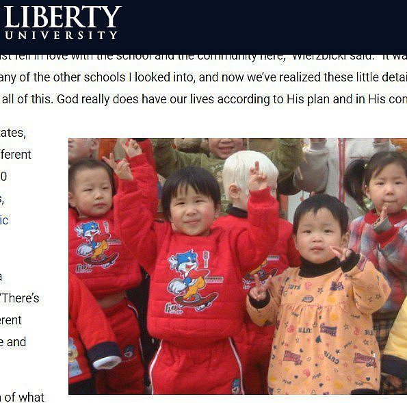 维州华裔女大生Ally Cole(左)与Ruby Wierzbicki，在校车上闲聊才发现两人幼时同在中国一家幼童收容院。 (取自liberty.edu网站)