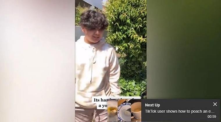 儿子不赞同妈妈把身材露这么多。 翻自TikTok