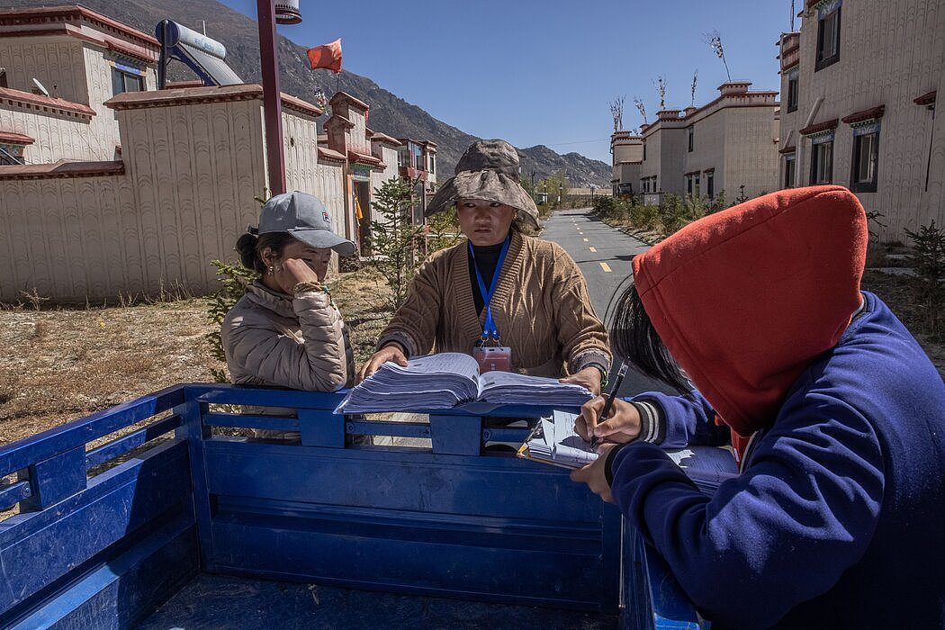 10月，中国西藏地区的人口普查员。中国人口正在迅速老龄化。