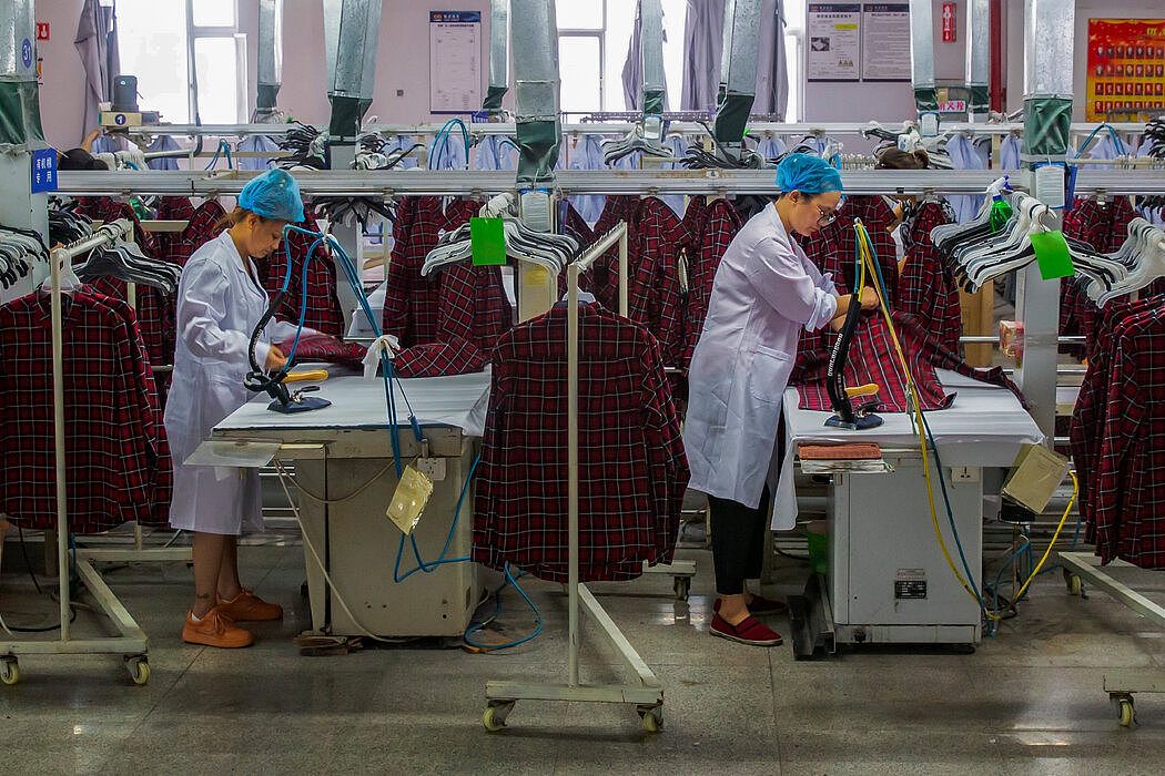 江苏省一家服装厂。中国官员建议退休年龄以每年增加几个月的速度逐步提高。