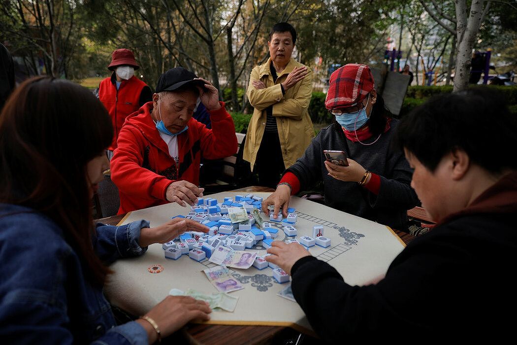 人们在北京的一个公园里打麻将。政府在不断提高退休人员的退休金。
