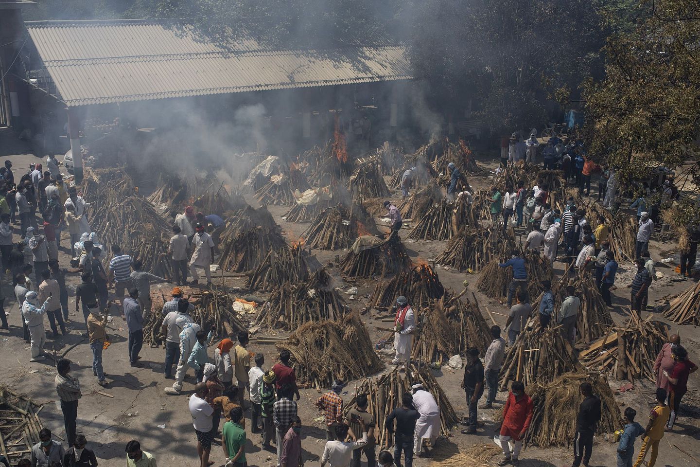 许多印度人死后的尸体被集中燃烧。（AP）