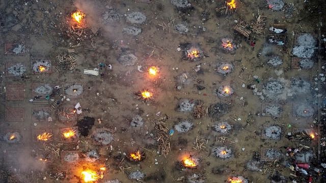 Mass cremations at a crematorium ground in Delhi (22 April)