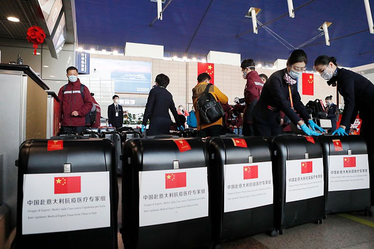 2020年3月18日，中国援助意大利抗疫专家组成员一行13人在上海浦东国际机场准备启程。（Getty Images）