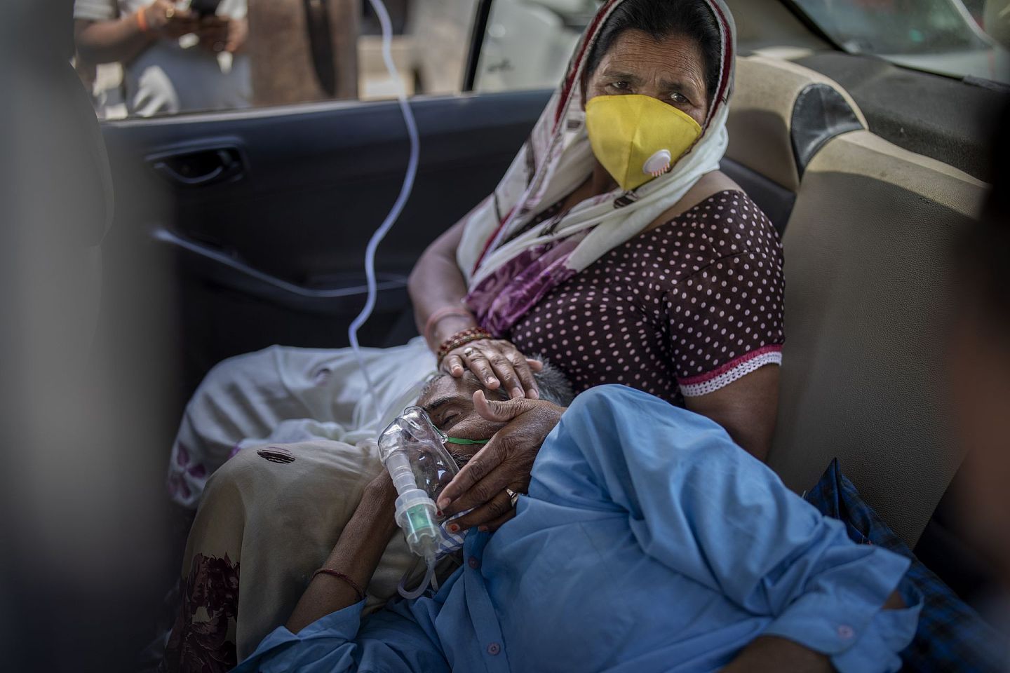 2021年4月24日，印度新冠肺炎患者在新德里锡克教教区的古德瓦拉礼拜堂提供的氧气帮助下呼吸。（AP）