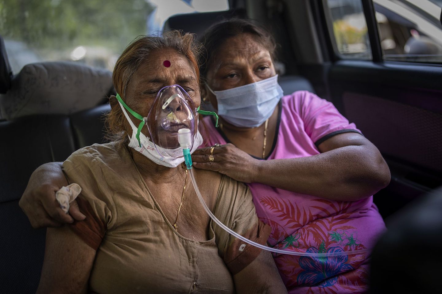 2021年4月24日，一名新冠肺炎患者在印度新德里的锡克教徒教堂提供的汽车内接收氧气。（AP）