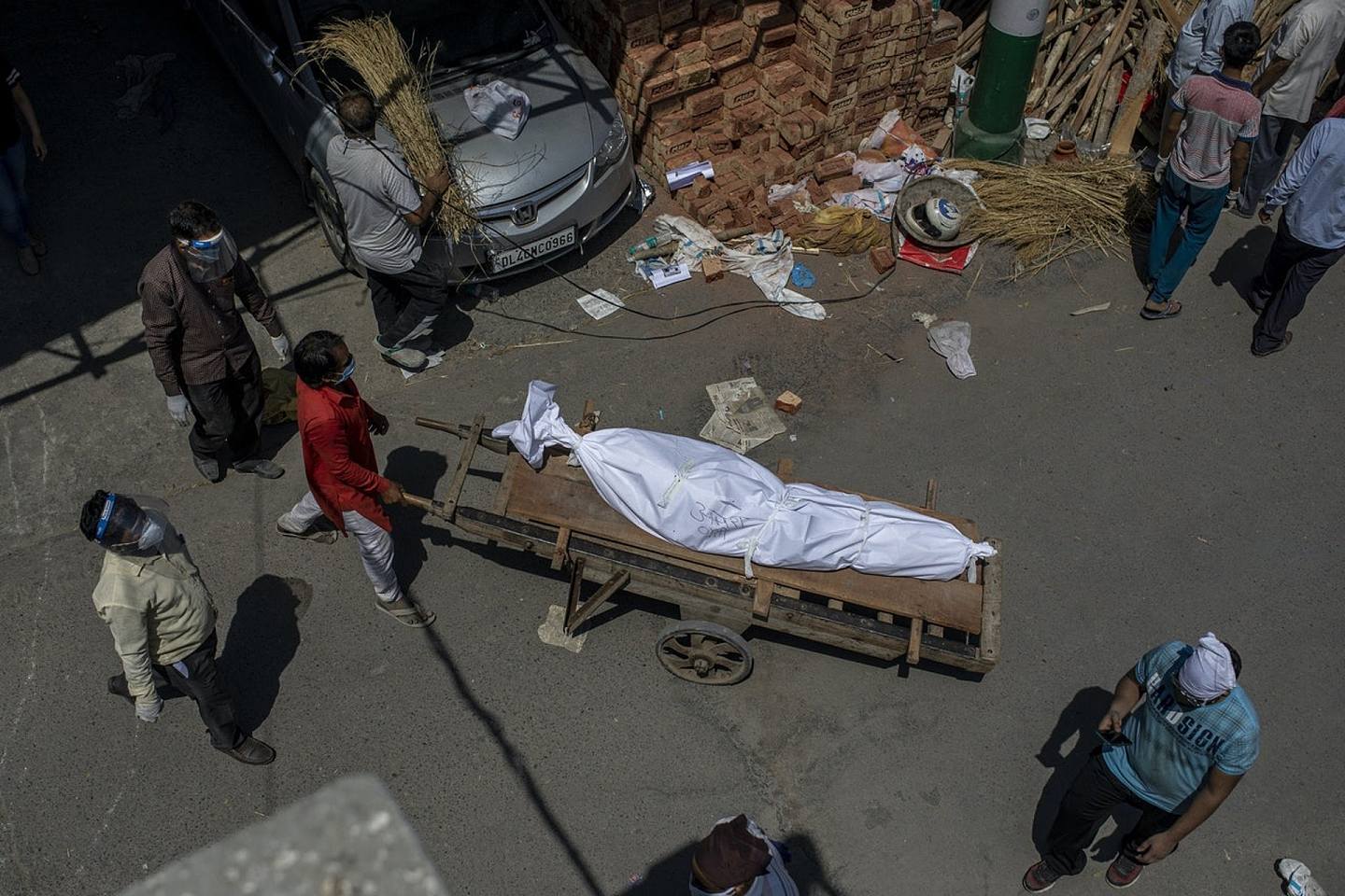 4月21日，印度新德里火葬场大规模火化印度患新冠肺炎死者遗体。 （AP）