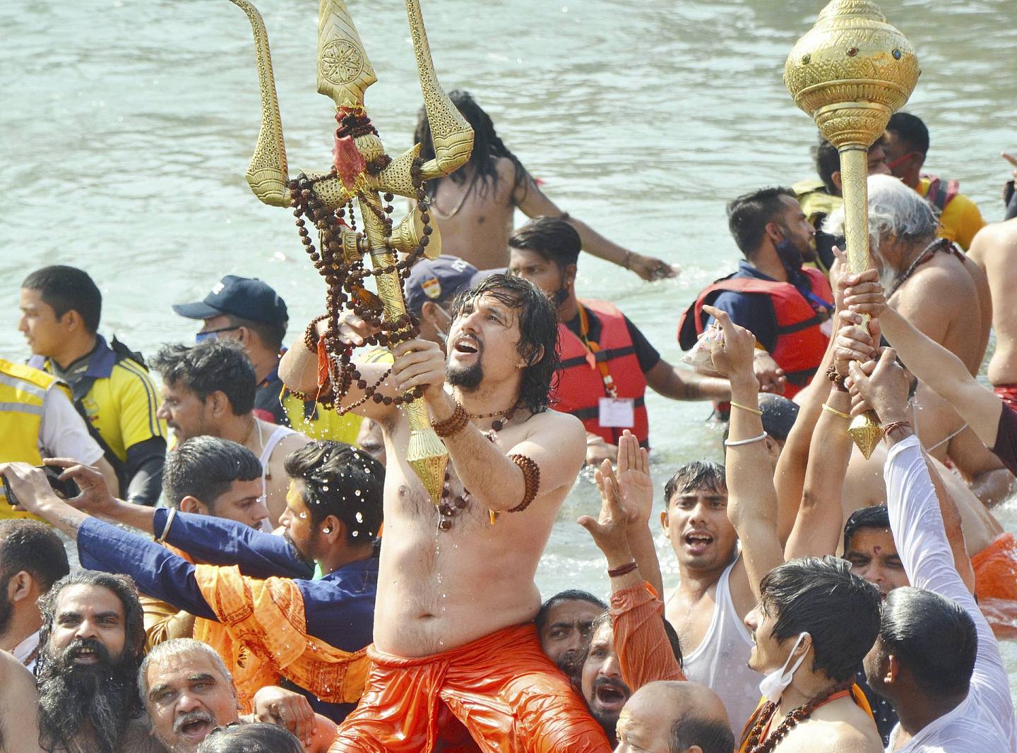 4月14日，印度民眾在恆河下水沐浴慶祝「大壺節」。（新華社）