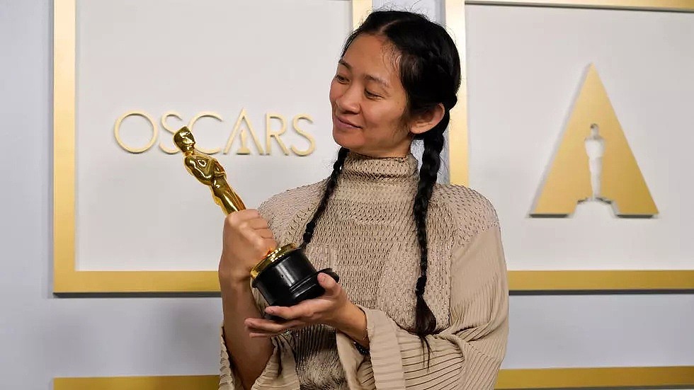 赵婷执导的『无依之地』获奥斯卡最佳影片、最佳导演、最佳女演员奖。