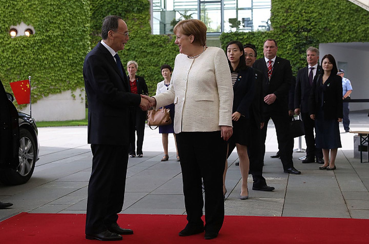 2019年5月31日，德国总理默克尔在柏林总理官邸会见到访的中国国家副主席王岐山（左）。（Getty）