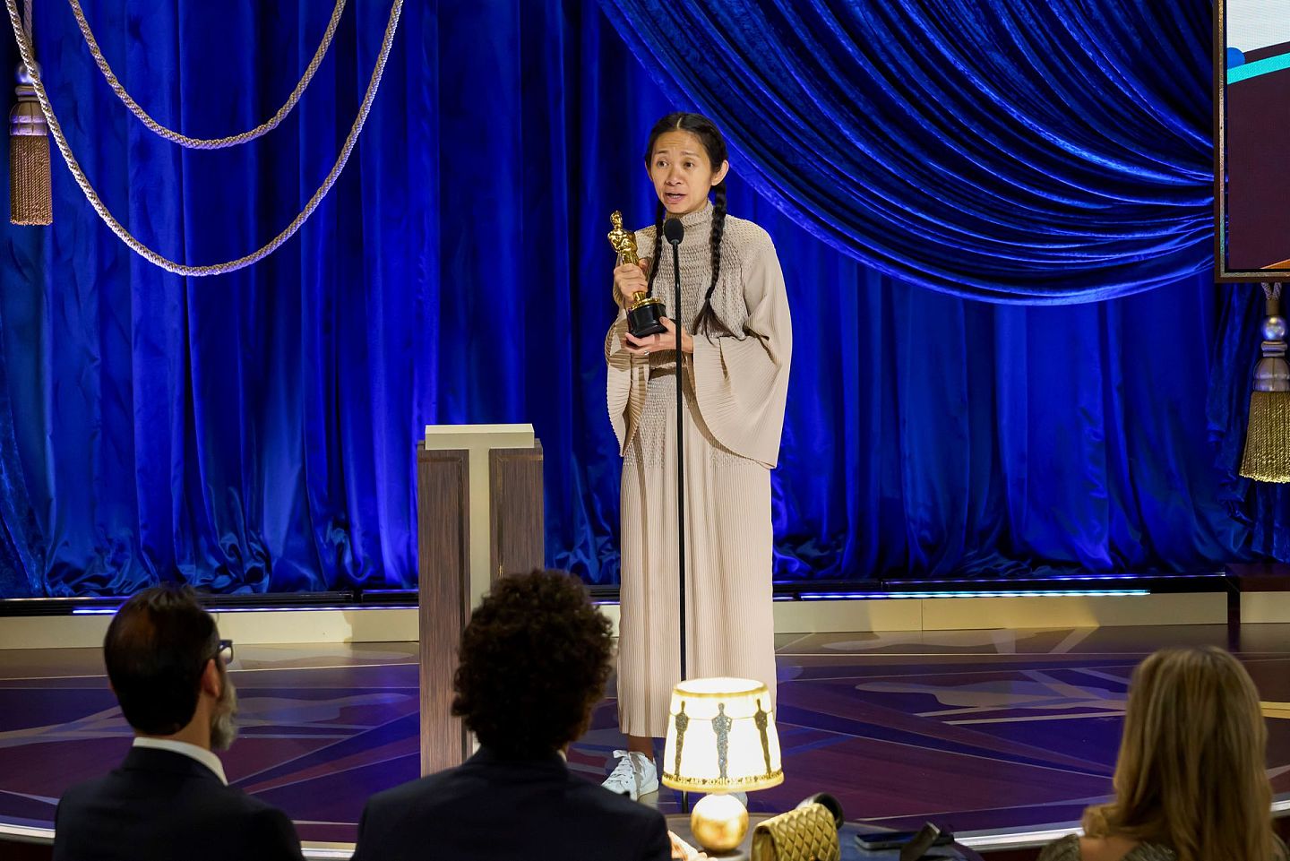4月25日，在美国洛杉矶举行的第93届奥斯卡颁奖礼上，赵婷获得最佳导演奖。（REUTERS）