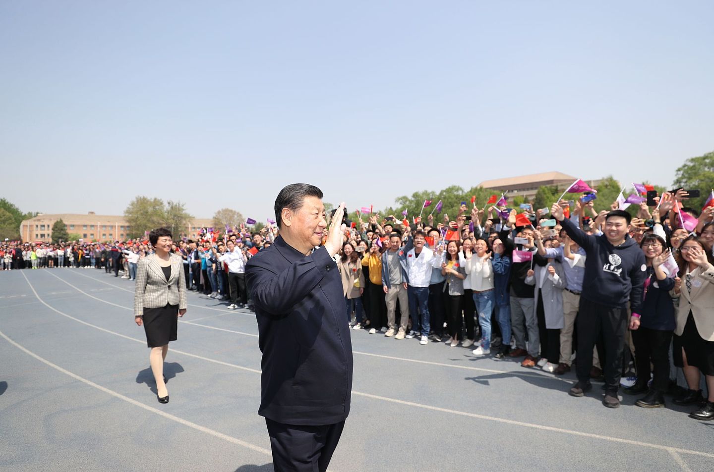 习近平视察清华大学，强调继续“又红又专”。（新华社）