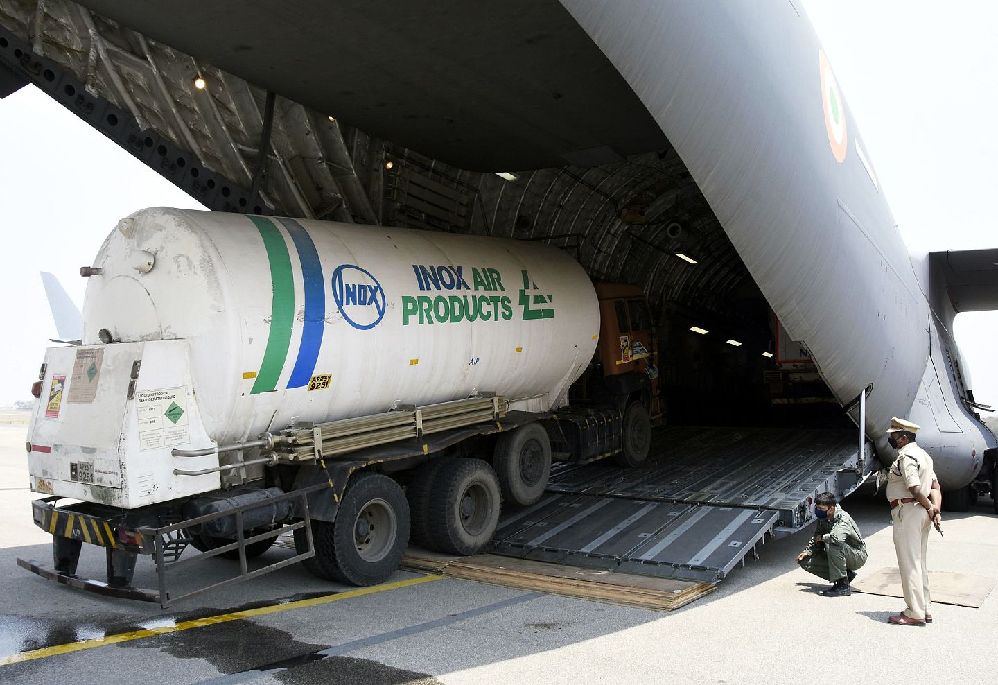 2021年4月23日，在印度海德拉巴的贝贡佩特机场，一辆载着氧气罐的货车驶进印度军方的一架货机舱内。（新华社）