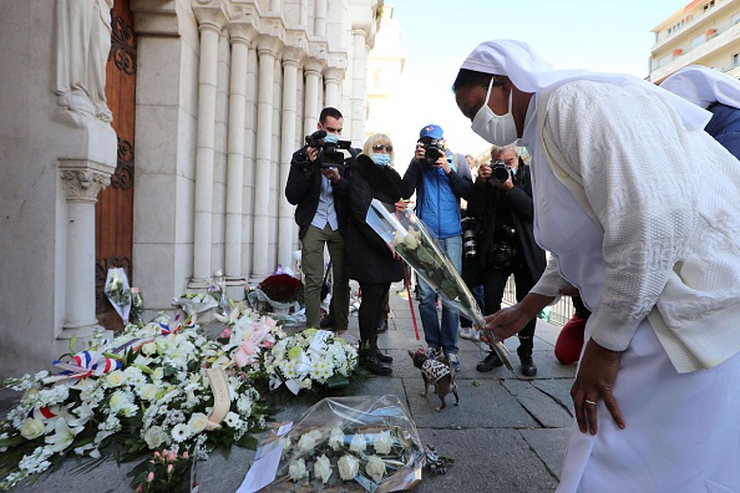 近年来法国各地的独狼式恐怖袭击此起彼伏，图为2020年10月30日，法国民众在南部城市尼斯为两天前在该市恐袭中遇难的三名受害者举行悼念活动。（Getty Images）