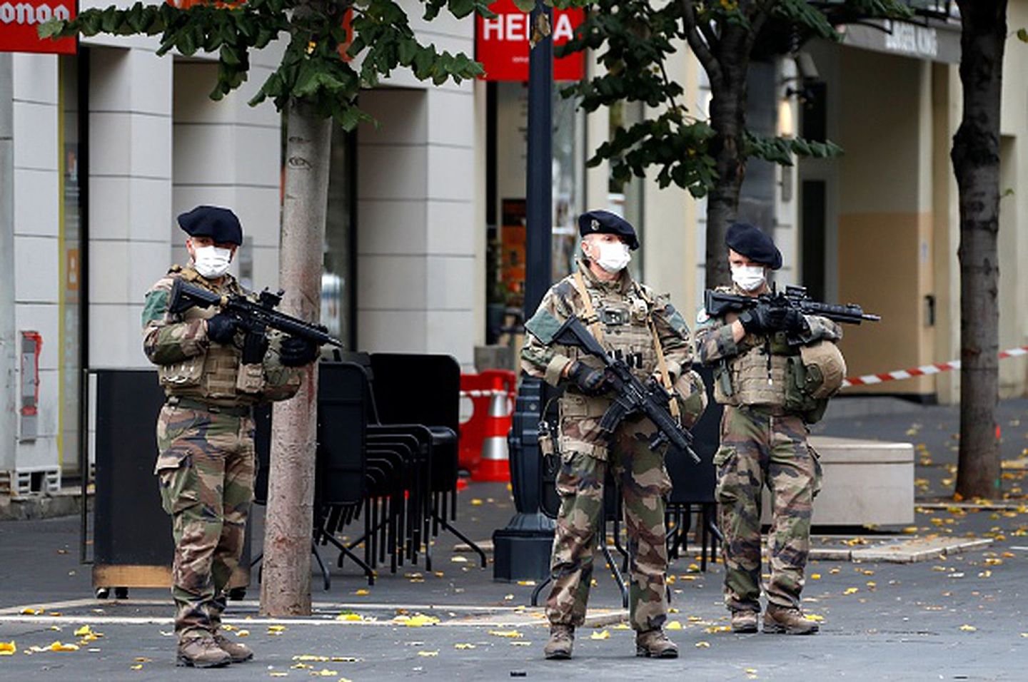 2020年10月29日，法国军人在尼斯圣母大教堂及其附近街区警戒巡逻。一天前，该地发生恶性恐袭事件，三名受害者遭嫌犯割喉身亡。（Getty Images）