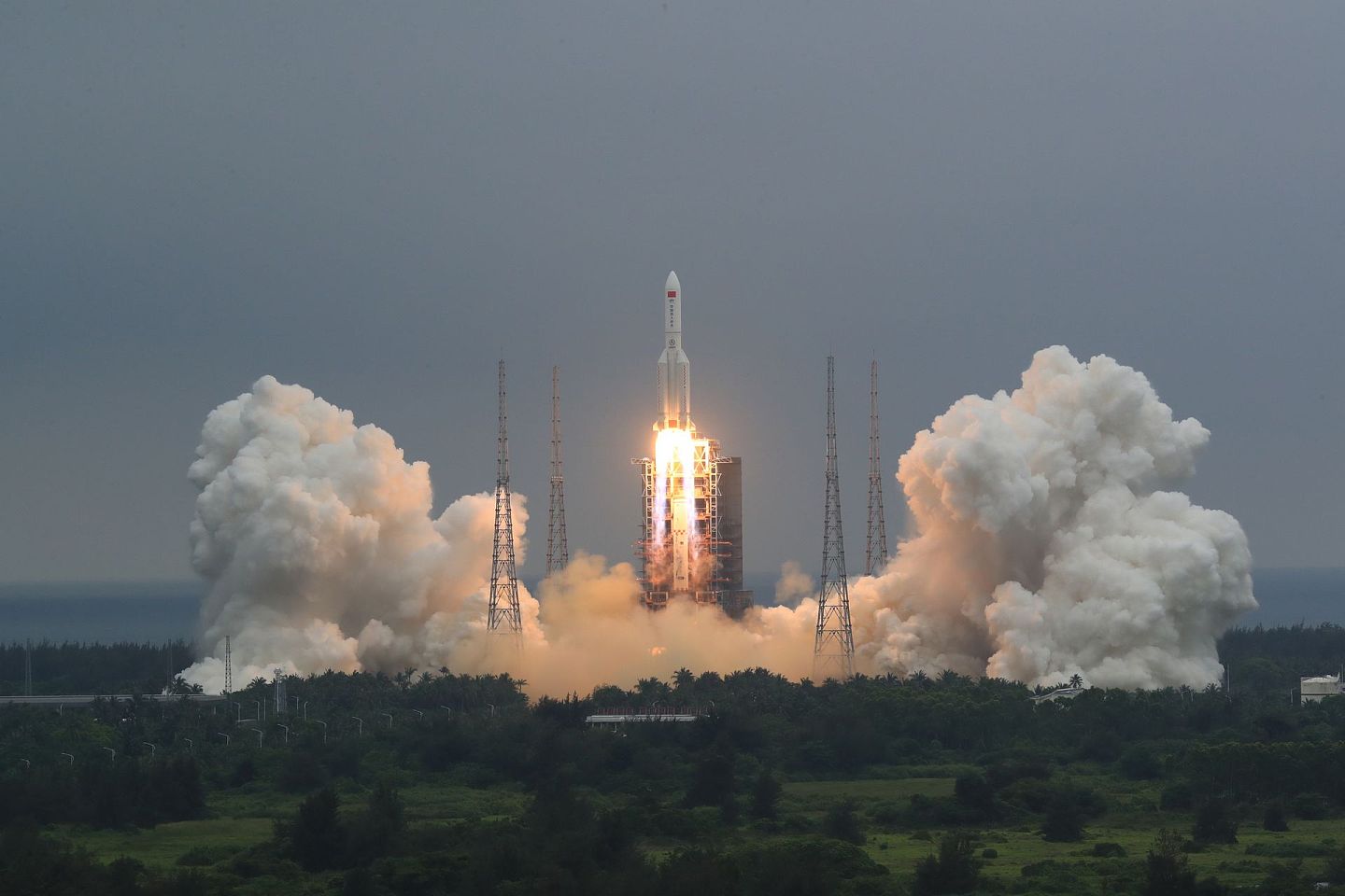 2021年4月29日，由中国航天科技集团一院抓总研制的长征五号B运载火箭在文昌航天发射场点火升空，将空间站“天和”核心舱精准送入预定轨道。（新华社）