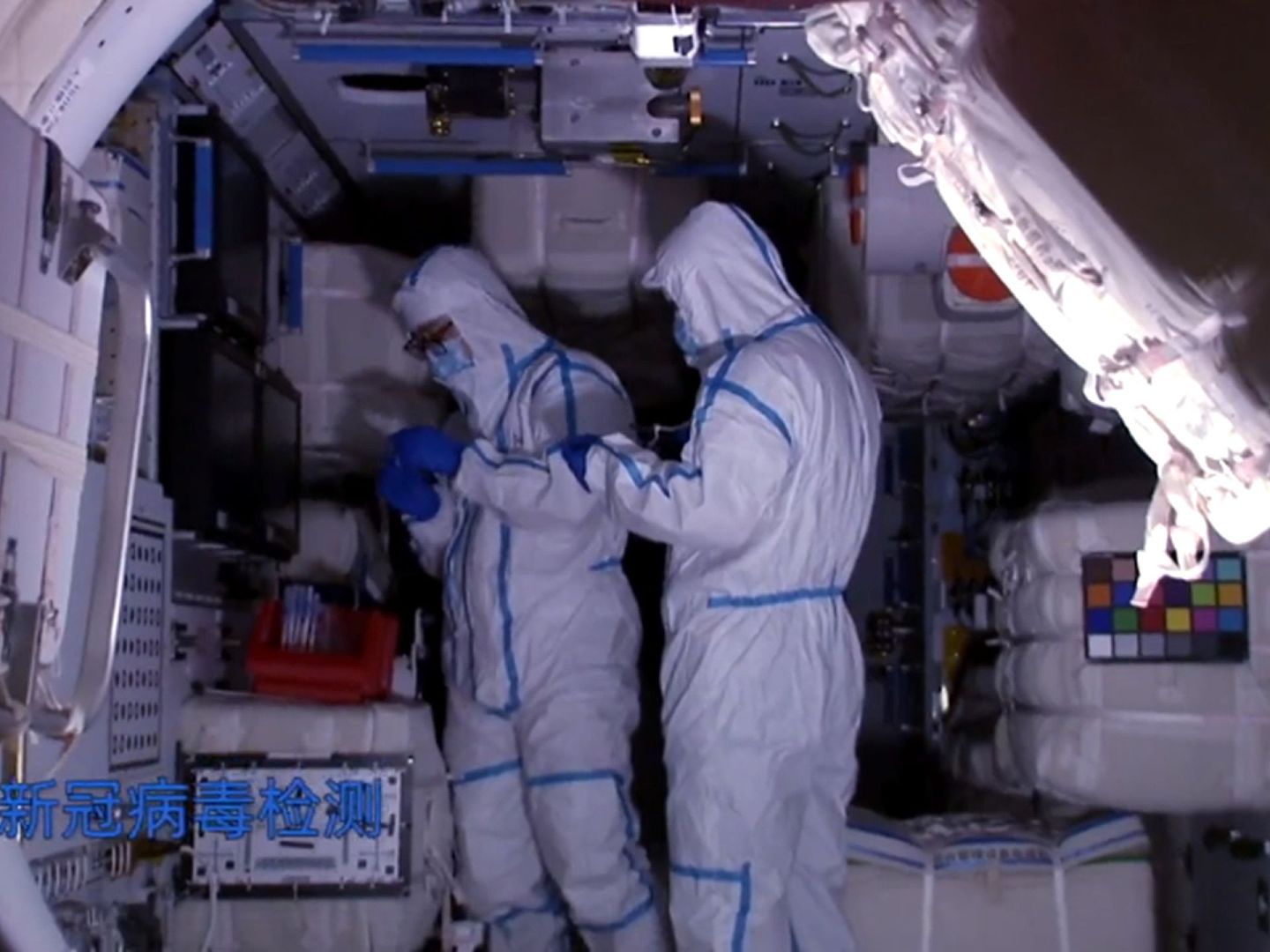 工作人员在核心舱内部进行新冠病毒（SARS-CoV-2）检测。（中国载人航天工程官网视频截图）