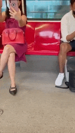 华裔女子地铁辱骂周围乘客：我绝不会跟你们交往，警方：可能有精神病（视频组图） - 2