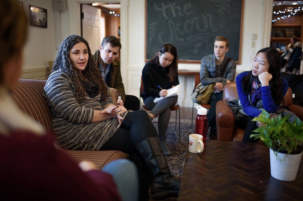 2018年，劳里·桑托斯在耶鲁大学上完一节课后与学生交谈。